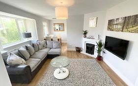 Coastline Retreats - Cosy Bungalow In Ringwood Town Centre With Lots Of Parking And Large Enclosed Garden